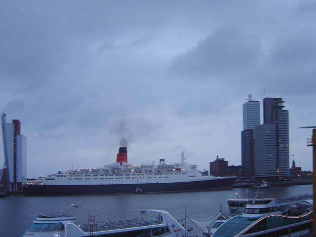 Cruiseschip ms Queen Elizabeth II van Cunard Line aan de Cruise Terminal Rotterdam